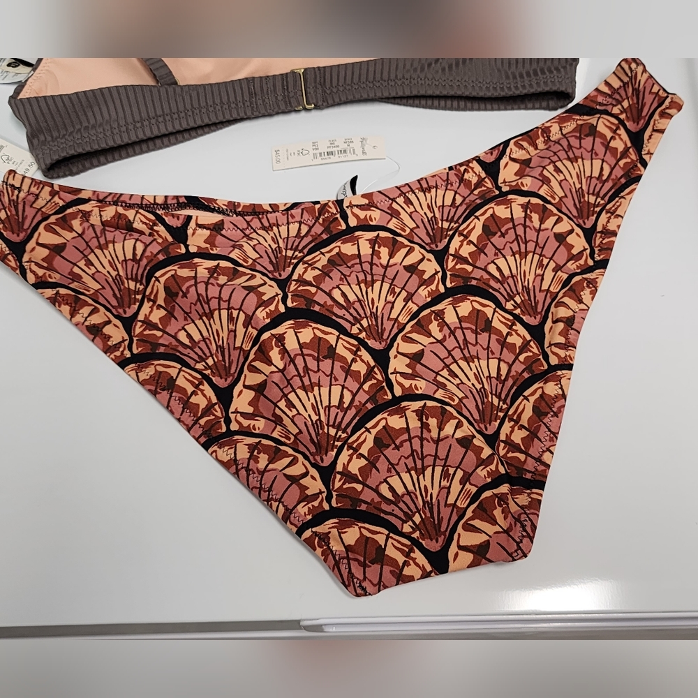Madewell Second Wave Curved-Waist Bikini Bottom in Painted Seashells - Picture 13 of 16